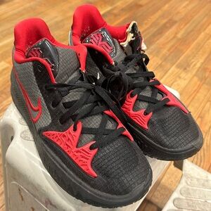 Men’s basketball sneakers